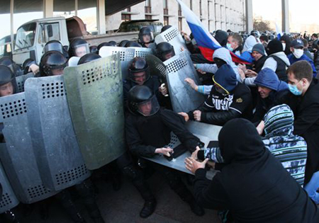 Người biểu tình đụng độ với cảnh sát chống bạo động tại thành phố Donetsk, miền đông Ukraine.
